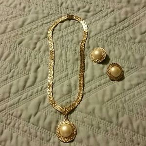 Necklace and earring set